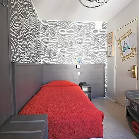 Amelie Hotel 2*